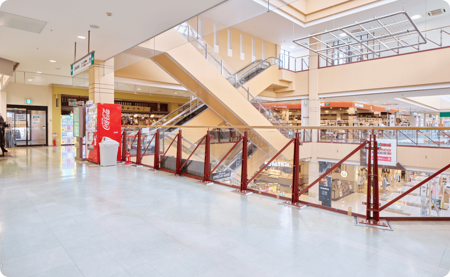 ❹ 北館2F ハニーズ前